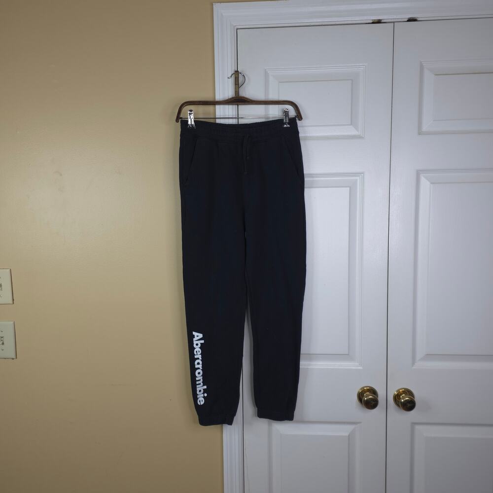 abercrombie kids Essential Fleece Logo Jogger Sweatpant in Black Size 13/14